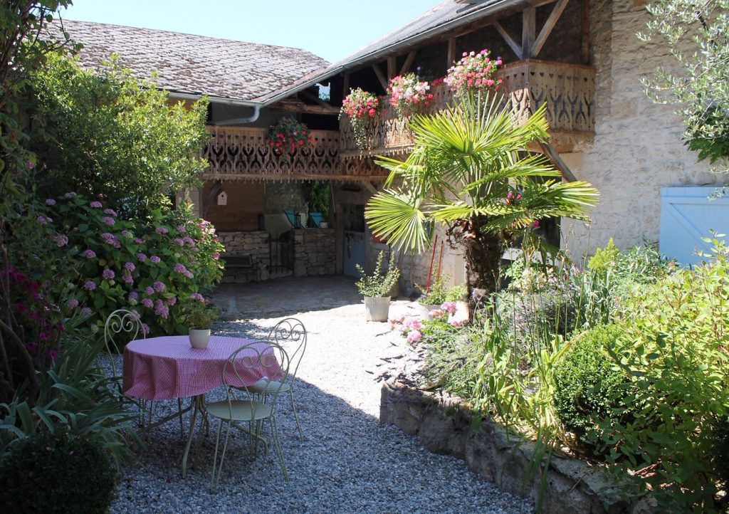 Les gîtes de Sarah et Claude Annecy-Genève-Geneve-Lyon-Bugey-Bugeysud-Ain-France-gites-gite-gîtes-gîte-les gites de sarah et Claude-pet-pet friendly-dog-cat-zen-nature-guest house-vacances-vacance-grand colombier-Le grand colombier-lesgitesdesarahetclaude