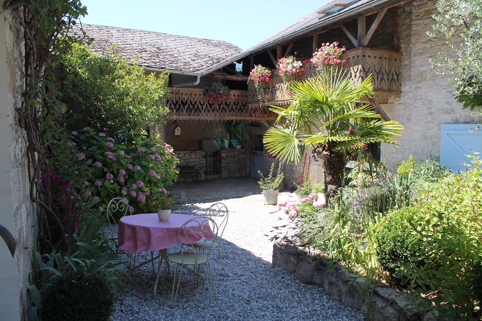 Annecy-Genève-Geneve-Lyon-Bugey-Bugeysud-Ain-France-gites-gite-gîtes-gîte-les gites de sarah et Claude-pet-pet friendly-dog-cat-zen-nature-guest house-vacances-vacance-grand colombier-Le grand colombier