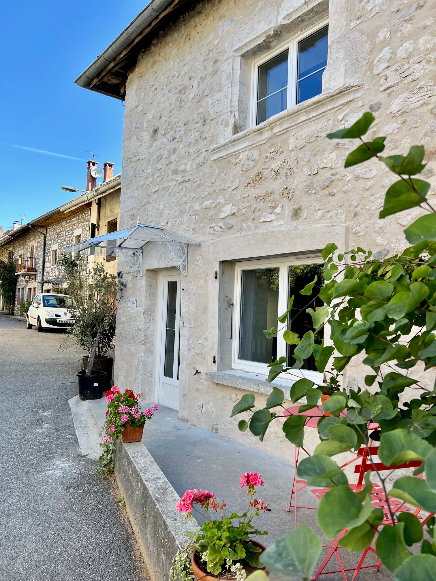 Annecy-Genève-Geneve-Lyon-Bugey-Bugeysud-Ain-France-gites-gite-gîtes-gîte-les gites de sarah et Claude-pet-pet friendly-dog-cat-zen-nature-guest house-vacances-vacance-grand colombier-Le grand colombier-lesgitesdesarahetclaude - holiday - holidaycottage - petfirendly - vacances - weekend
